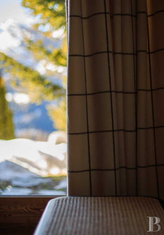 En Savoie, dans un hameau de la vallée de la Tarentaise, un grand chalet traditionnel rénové avec soin - photo  n°27